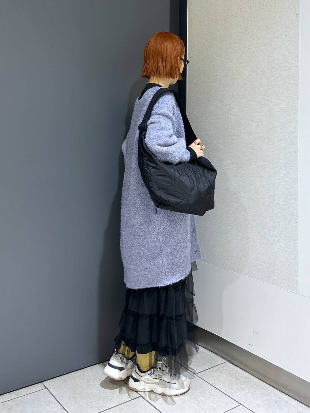 ブラック系のショルダーバッグ、パープル系のチュニック、グレー系のTシャツ/カットソーを着用したレディースの秋コーディネートの7枚目の写真