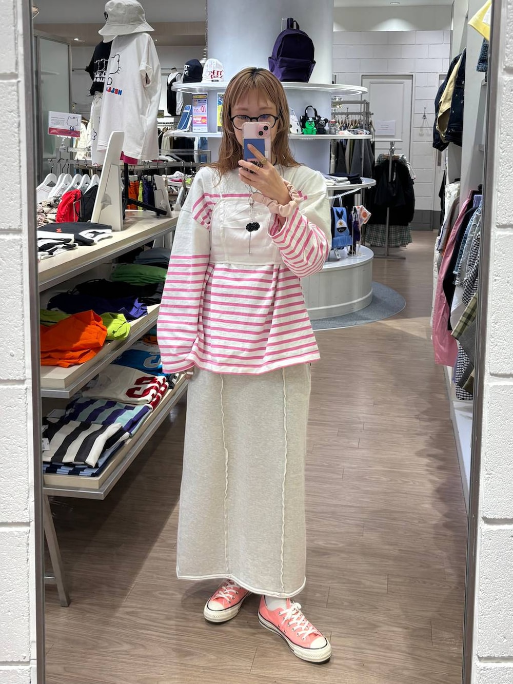 「ママコーデ、女子ウケ、個性派、差し色コーデ、春コーデ、ローリーズスタイル_LOWRYS FARM、公認インフルエンサー_LOWRYS FARM、大人女子カジュアル_LOWRYS FARM、カジュアル、メガネ、LOWRYS FARM、着痩せ・細見え、スカート、ボーダー」｜「LOWRYS FARMのボリュームスニーカー　994248（スニーカー、ホワイト系）」を使った、milkさん（レディース・160cm）の春コーディネートの7枚目の写真