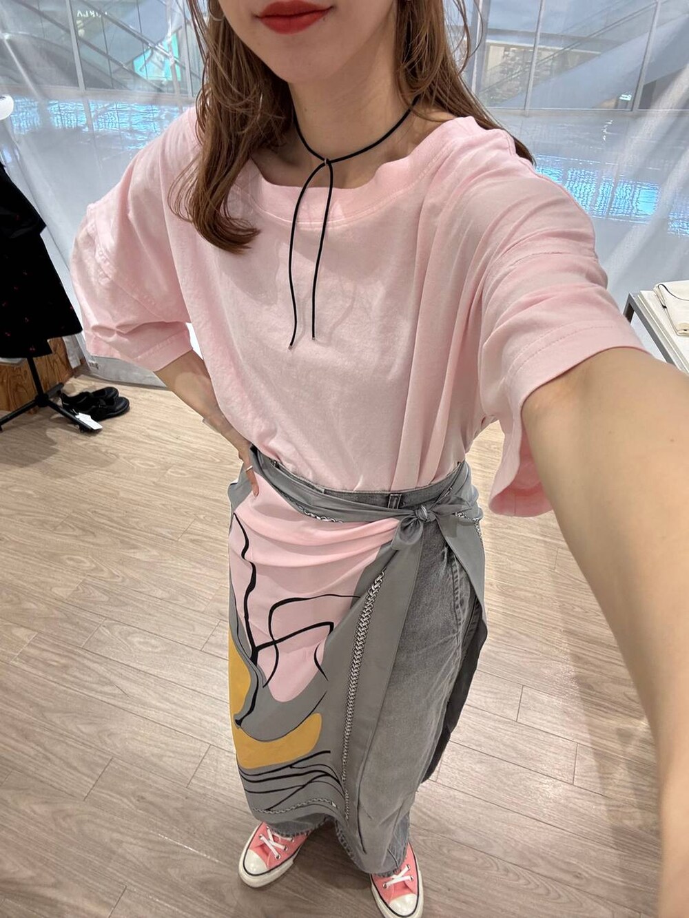 ピンク系のTシャツ/カットソー、ブラック系のキャップ、ブラック系のキーホルダーを着用したレディースの春コーディネートの8枚目の写真