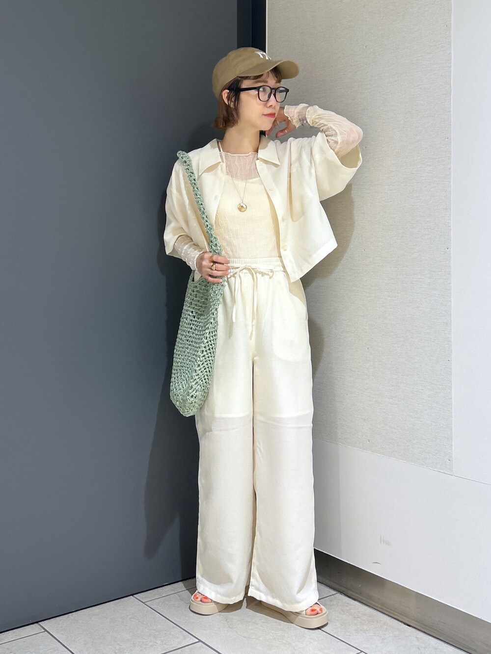 ホワイト系のシューズ、ホワイト系のシャツ/ブラウス、ホワイト系のその他パンツを着用したレディースの春コーディネートの2枚目の写真