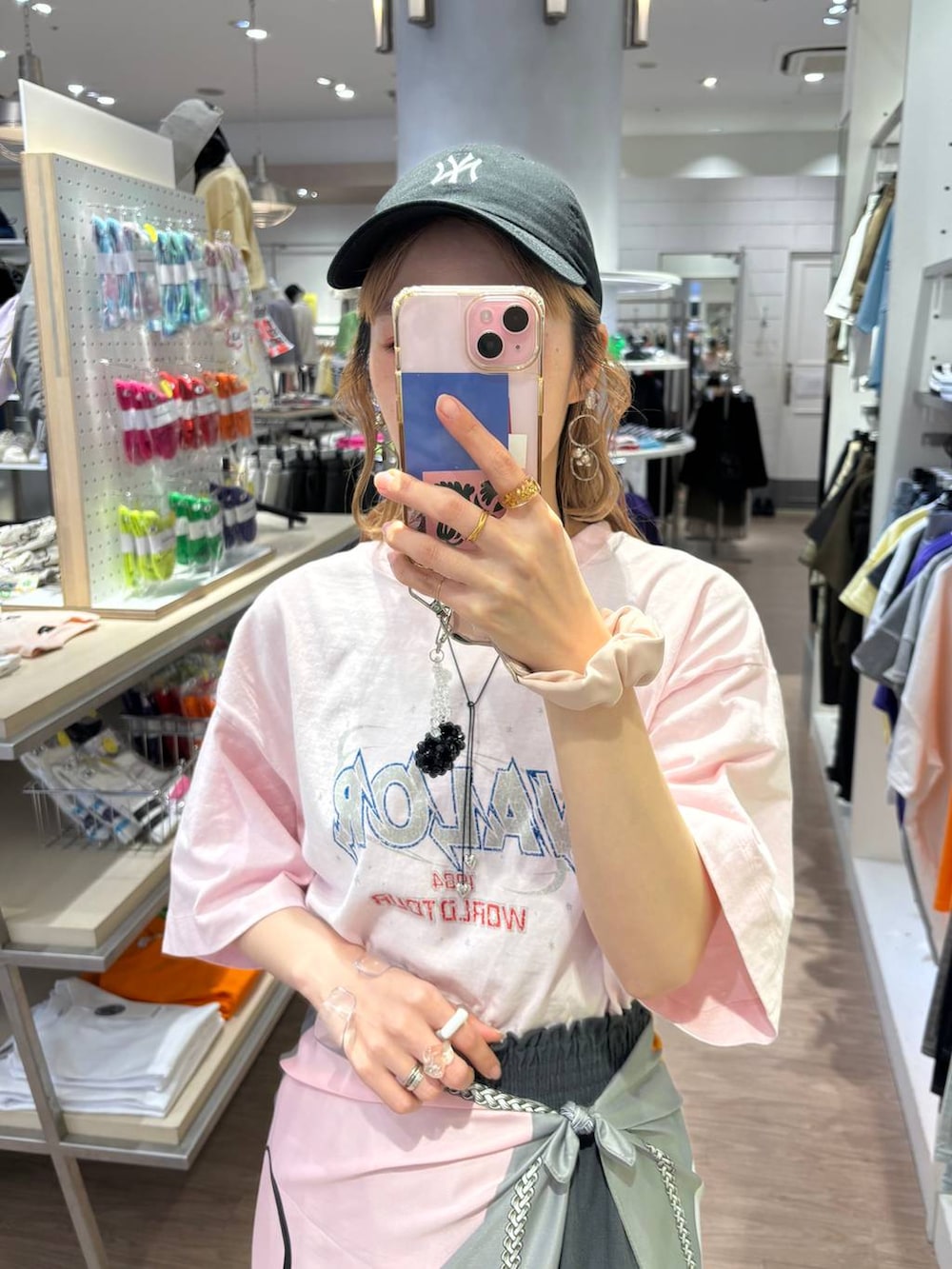 「女子ウケ、個性派、差し色コーデ、ママコーデ、春コーデ、ローリーズスタイル_LOWRYS FARM、公認インフルエンサー_LOWRYS FARM、大人女子カジュアル_LOWRYS FARM、カジュアル、メガネ、LOWRYS FARM、着痩せ・細見え」|「niko and...の【New Balance(ニューバランス)】ML725(スニーカー、グレー系)」を使った、milkさん(レディース・160cm)の春コーディネートの2枚目の写真