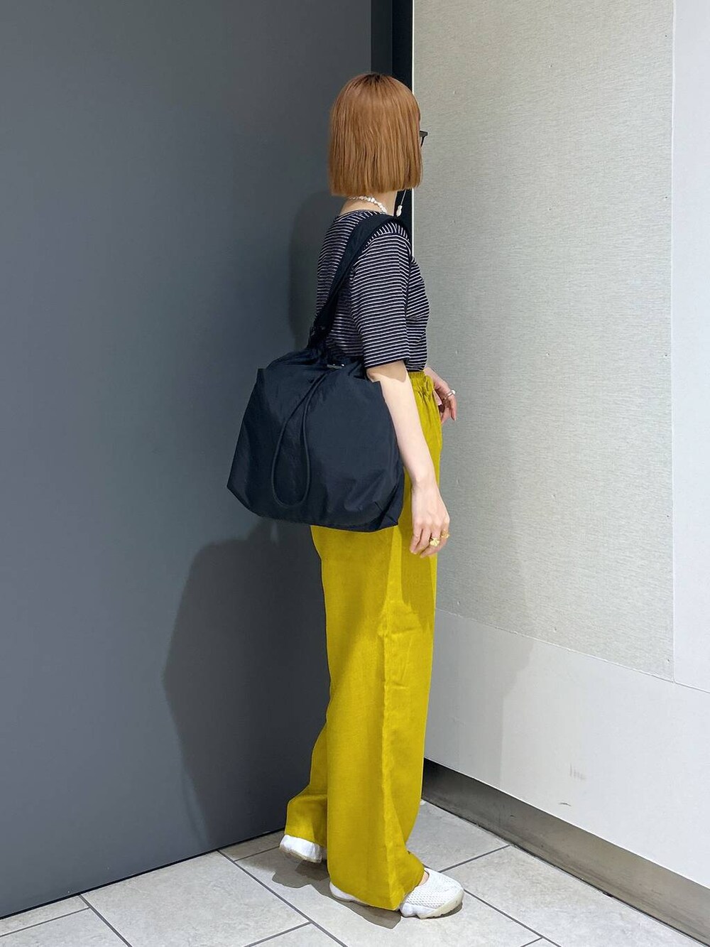 ブラック系のショルダーバッグ、イエロー系のその他パンツ、その他のカーディガン/ボレロを着用したレディースの夏コーディネートの4枚目の写真