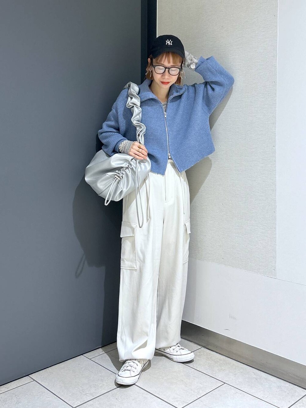 「ママコーデ、LOWRYS FARM、着痩せ・細見え、女子ウケ、個性派、差し色コーデ、冬コーデ、ローリーズスタイル_LOWRYS FARM、公認インフルエンサー_LOWRYS FARM、メガネ、アウター、大人女子カジュアル_LOWRYS FARM、カジュアル」|「LOWRYS FARMのGLASSES2 182184(メガネ、その他)」を使った、milkさん(レディース・160cm)の冬コーディネートの3枚目の写真