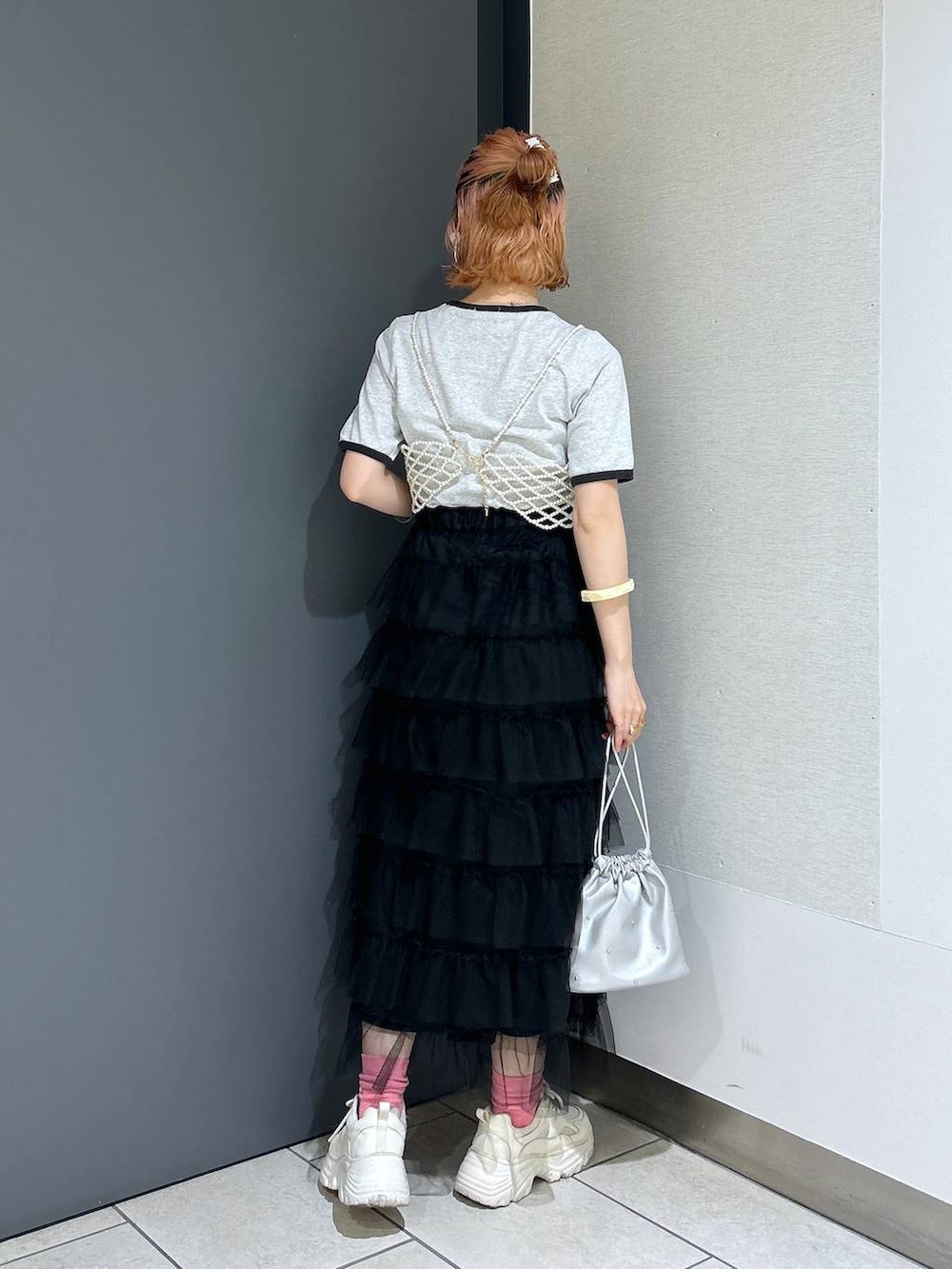 「ママコーデ、女子ウケ、個性派、差し色コーデ、春コーデ、ローリーズスタイル_LOWRYS FARM、公認インフルエンサー_LOWRYS FARM、大人女子カジュアル_LOWRYS FARM、カジュアル、メガネ、LOWRYS FARM、着痩せ・細見え、スカート、Tシャツ」｜「LOWRYS FARMのロゴプリントサーマルソックス　103904（シューズ小物/雑貨、ピンク系）」を使った、milkさん（レディース・160cm）の春コーディネートの4枚目の写真