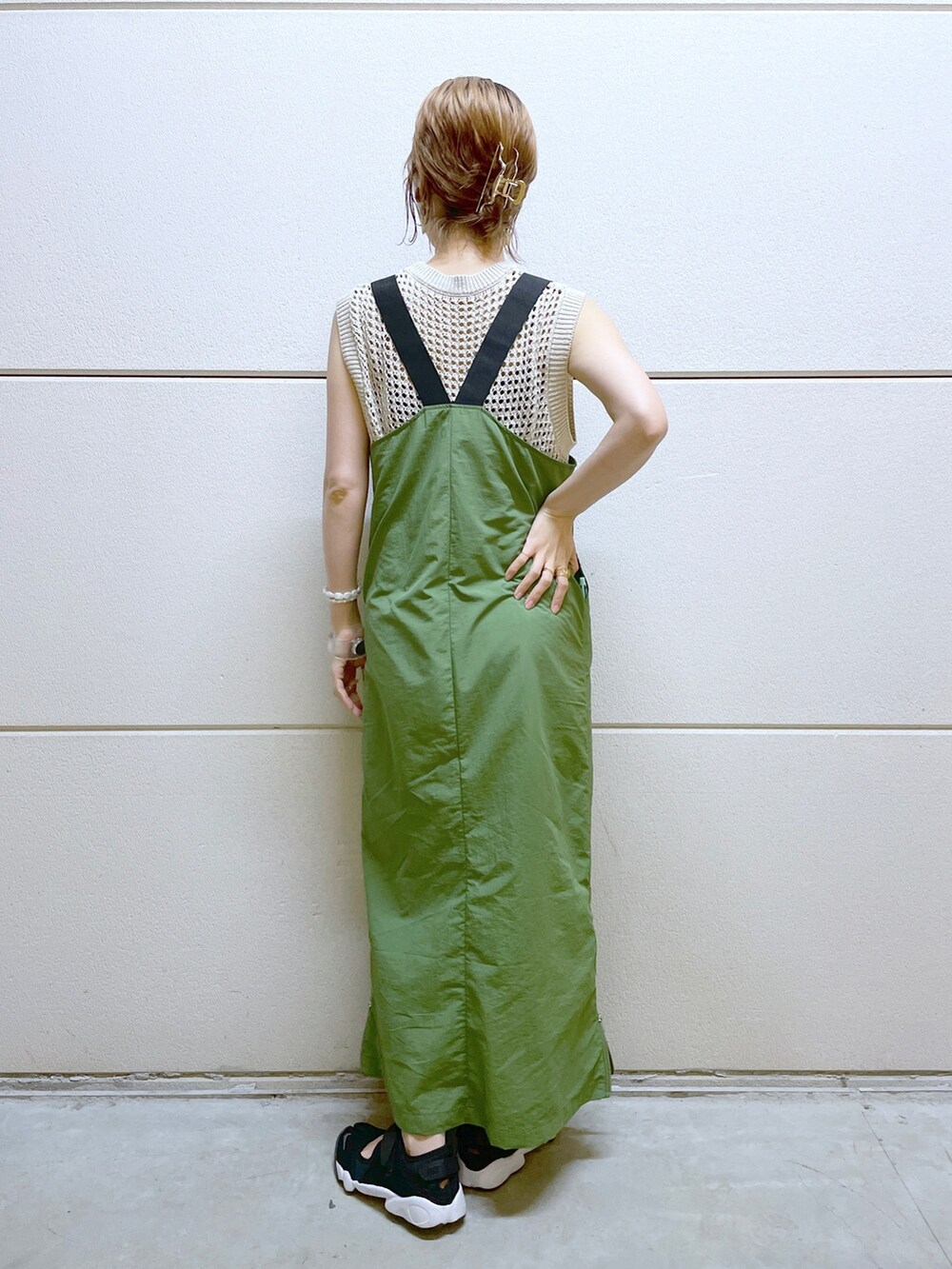 ホワイト系のTシャツ/カットソー、グリーン系のジャンパースカートを着用したレディースの夏コーディネートの3枚目の写真