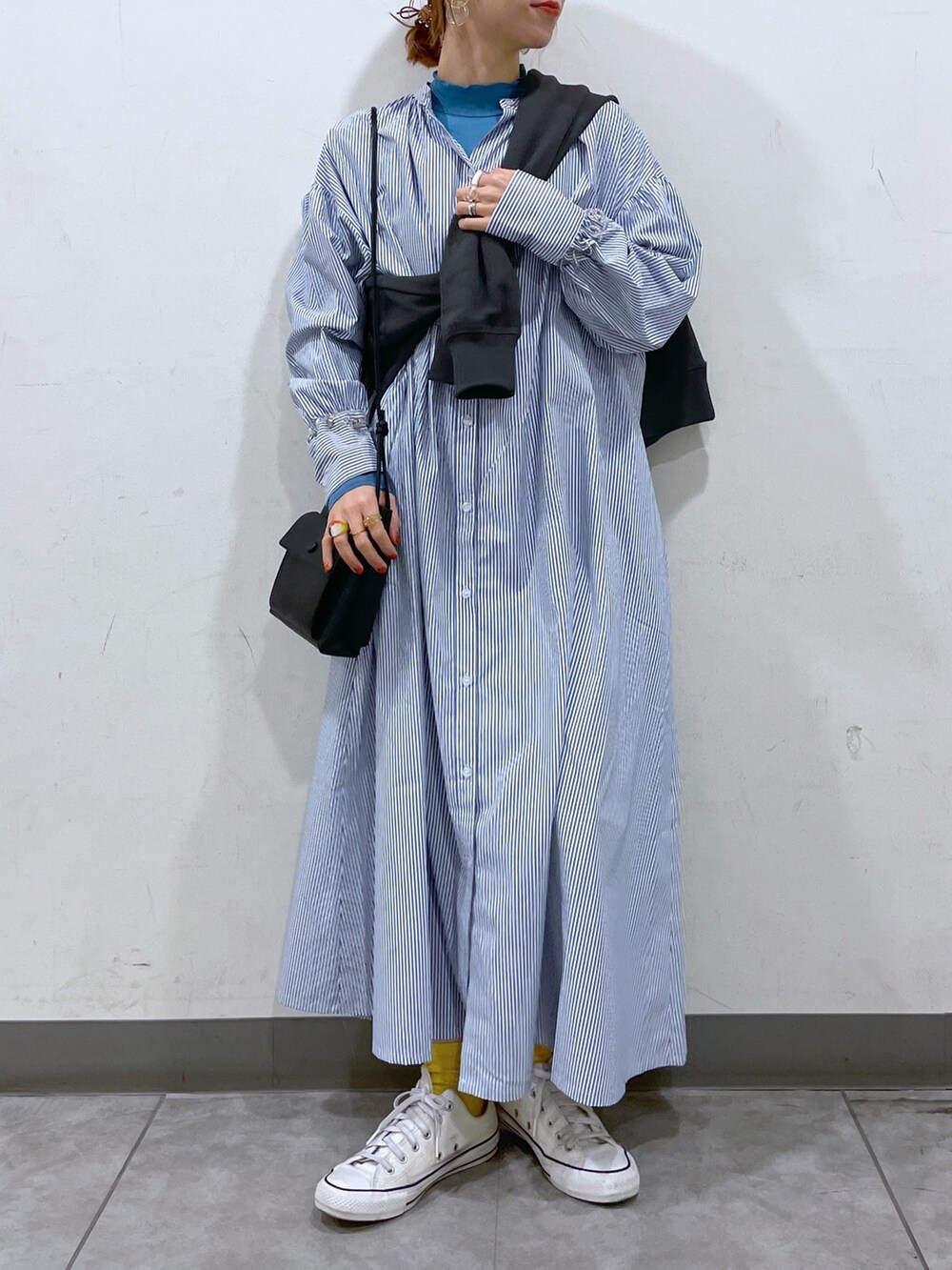 「シャツワンピ、シャツワンピース、LOWRYS FARM、ローリーズファーム(LOWRYS FARM)、ママコーデ、ママファッション、スウェット、レイヤードスタイル、メガネ女子、めがね」｜「LOWRYS FARMのカレッジロゴウラケプルオーバーロングスリーブ　177900（スウェット、グレー系）」を使った、milkさん（レディース・160cm）の冬コーディネートの8枚目の写真