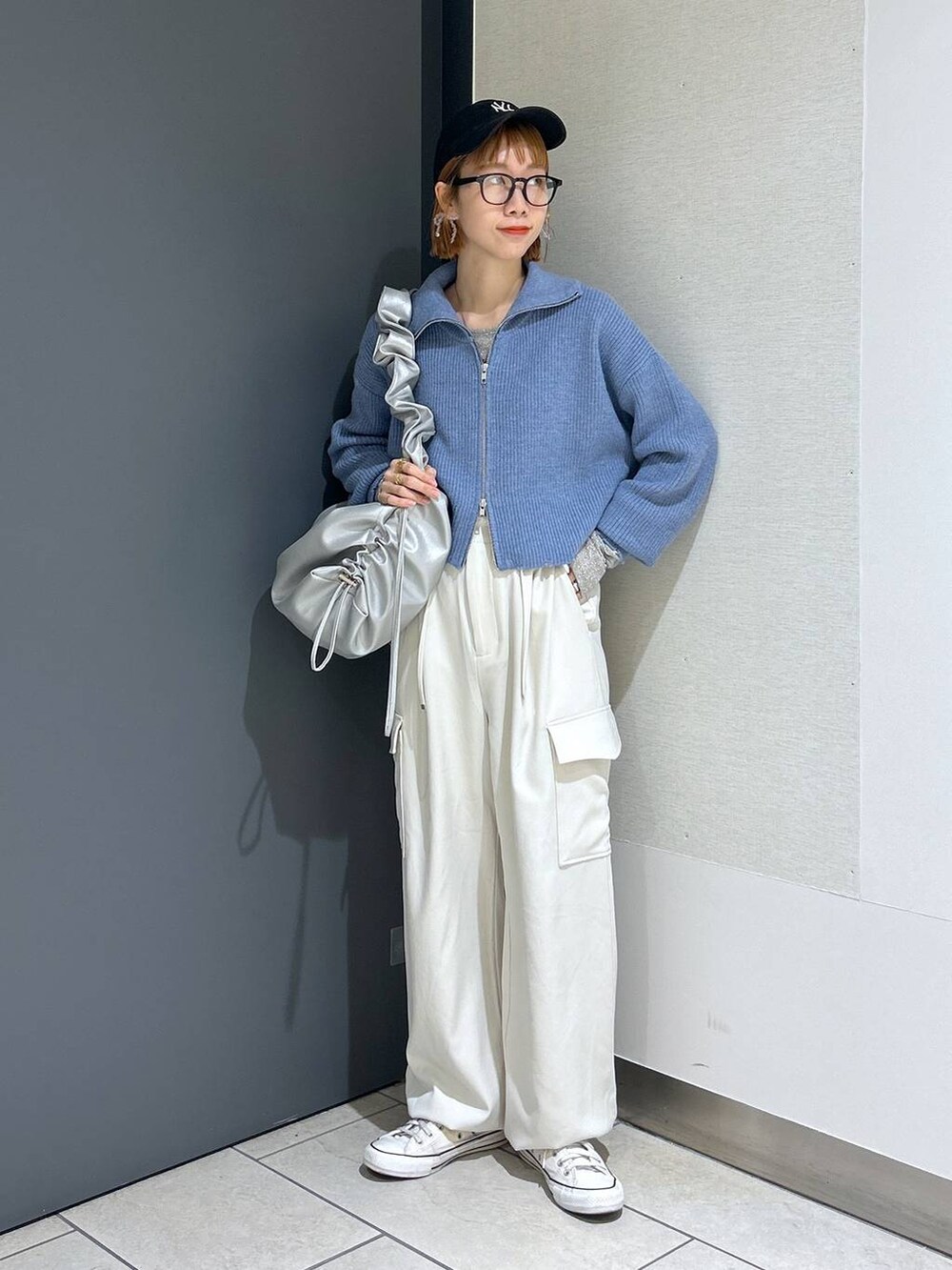 「ママコーデ、LOWRYS FARM、着痩せ・細見え、女子ウケ、個性派、差し色コーデ、冬コーデ、ローリーズスタイル_LOWRYS FARM、公認インフルエンサー_LOWRYS FARM、メガネ、アウター、大人女子カジュアル_LOWRYS FARM、カジュアル」|「LOWRYS FARMのGLASSES2 182184(メガネ、その他)」を使った、milkさん(レディース・160cm)の冬コーディネートの2枚目の写真