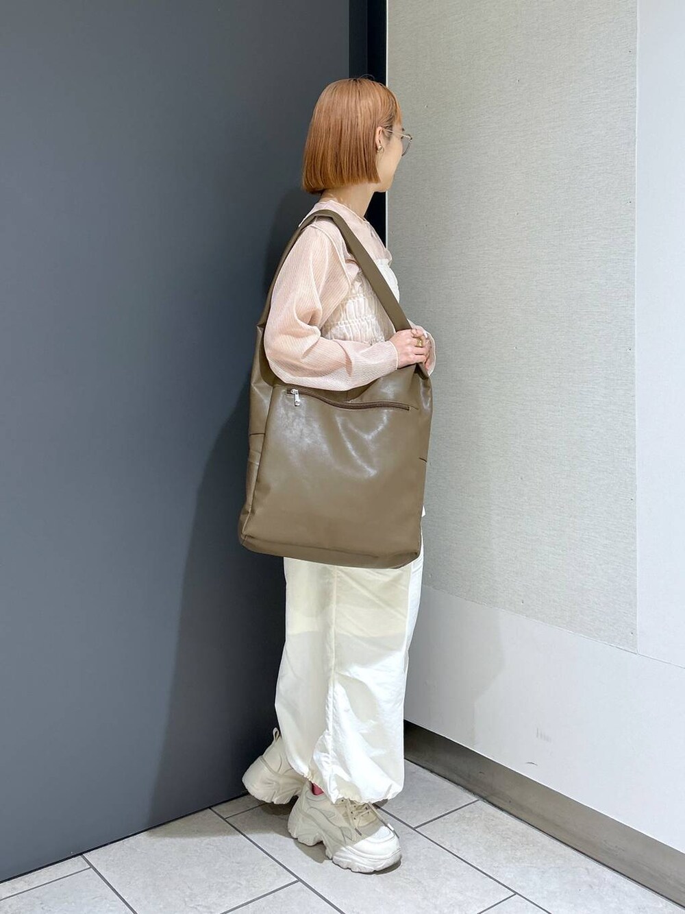 「LOWRYS FARM、着痩せ・細見え、女子ウケ、個性派、差し色コーデ、ママコーデ、春コーデ、ローリーズスタイル_LOWRYS FARM、公認インフルエンサー_LOWRYS FARM、大人女子カジュアル_LOWRYS FARM、カジュアル、メガネ、スカート、ドットエスティフェス、ドットエスティ春コーデ」｜「LOWRYS FARMのヤワラカルイＢＩＧトートＢＡＧ　100157（トートバッグ、ブラウン系）」を使った、milkさん（レディース・160cm）の春コーディネートの3枚目の写真