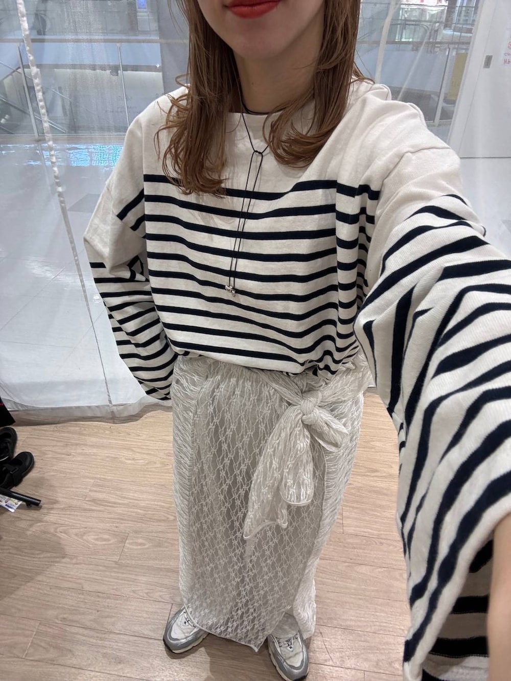 「女子ウケ、個性派、差し色コーデ、ママコーデ、春コーデ、ローリーズスタイル_LOWRYS FARM、公認インフルエンサー_LOWRYS FARM、大人女子カジュアル_LOWRYS FARM、カジュアル、メガネ、LOWRYS FARM、着痩せ・細見え、ボーダー、スニーカー」｜「niko and...の【New Balance(ニューバランス)】ML725（スニーカー、グレー系）」を使った、milkさん（レディース・160cm）の春コーディネートの4枚目の写真