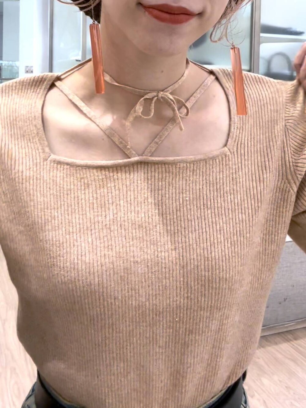 ブルー系のデニムパンツ、ピンク系のニット/セーター、その他のメガネを着用したレディースの秋コーディネートの7枚目の写真