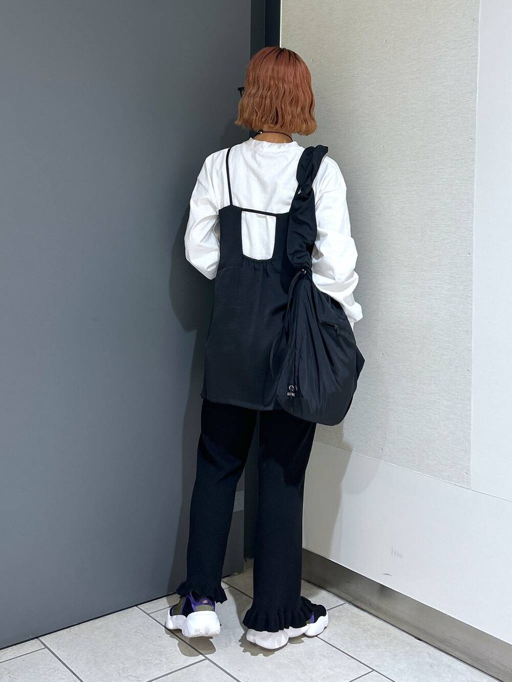 ブラック系のショルダーバッグ、ブラック系のその他パンツ、ブラック系のキャミソールを着用したレディースの夏コーディネートの6枚目の写真