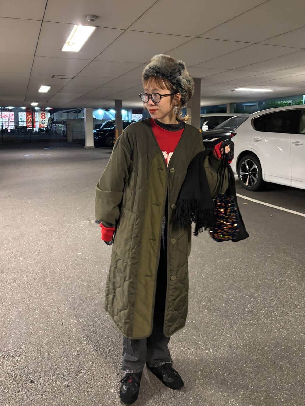 ブラック系のデニムパンツ、ブラック系のデニムスカート、その他のTシャツ/カットソーを着用したレディースの冬コーディネートの3枚目の写真