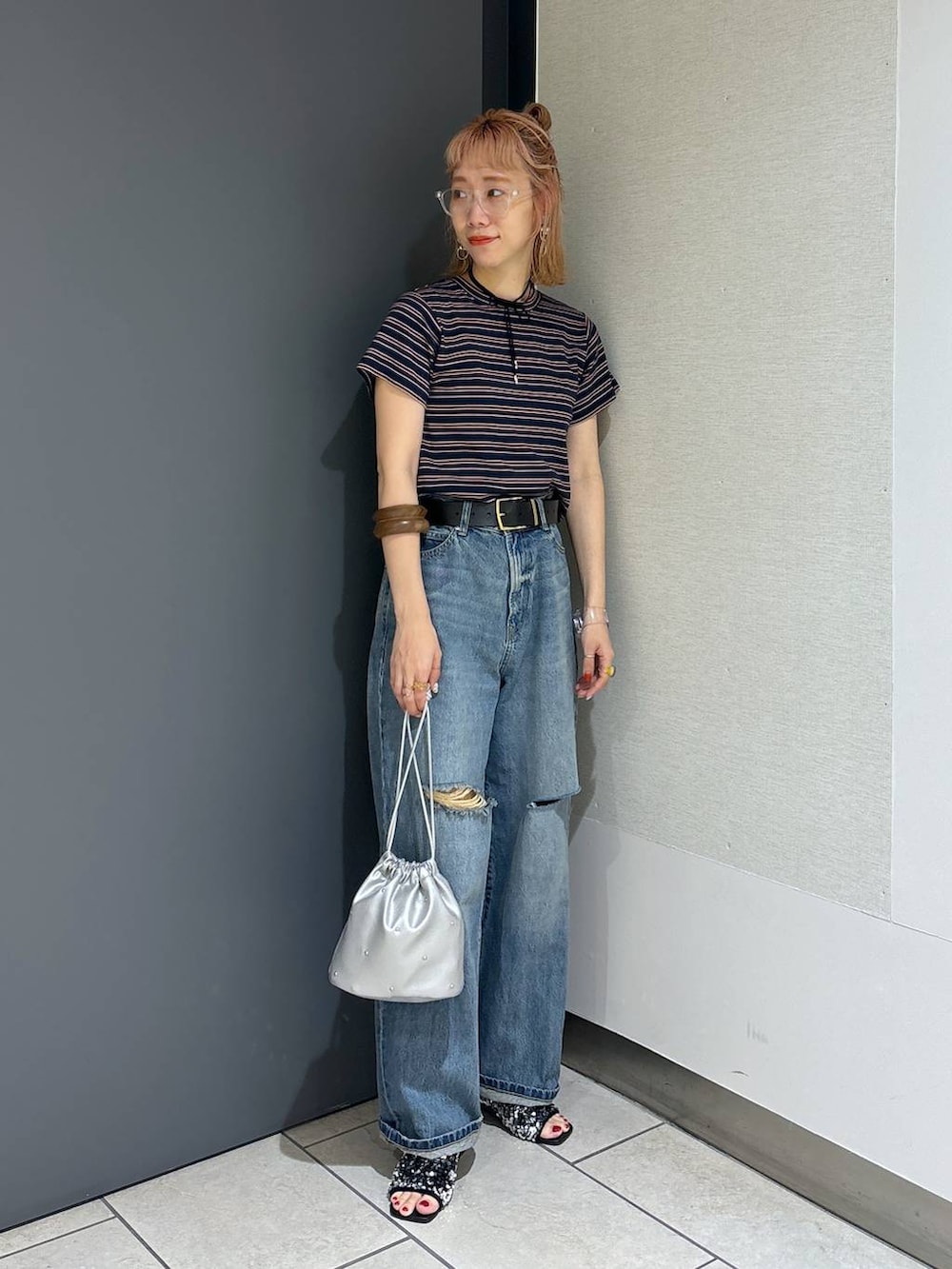 シルバー系のショルダーバッグ、ブルー系のTシャツ/カットソー、ブルー系のデニムパンツを着用したレディースの夏コーディネートの7枚目の写真