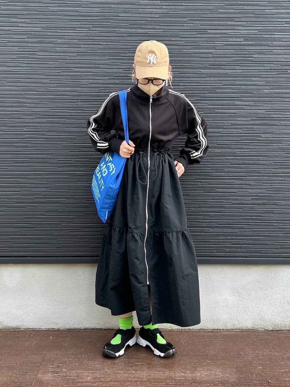 ブラック系のワンピース、ホワイト系のピアス(両耳用)を着用したレディースの春コーディネートの2枚目の写真