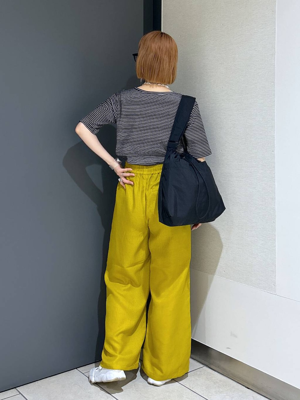 ブラック系のショルダーバッグ、イエロー系のその他パンツ、その他のカーディガン/ボレロを着用したレディースの夏コーディネートの5枚目の写真