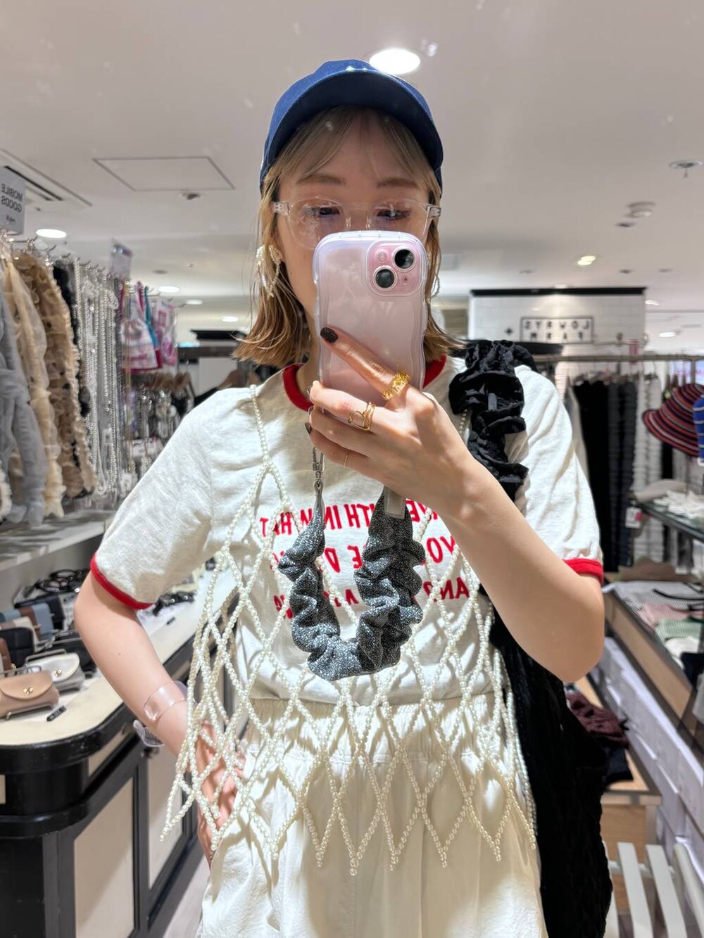 ブラック系のトートバッグ、ホワイト系のTシャツ/カットソー、ホワイト系のベストを着用したレディースの夏コーディネートの8枚目の写真