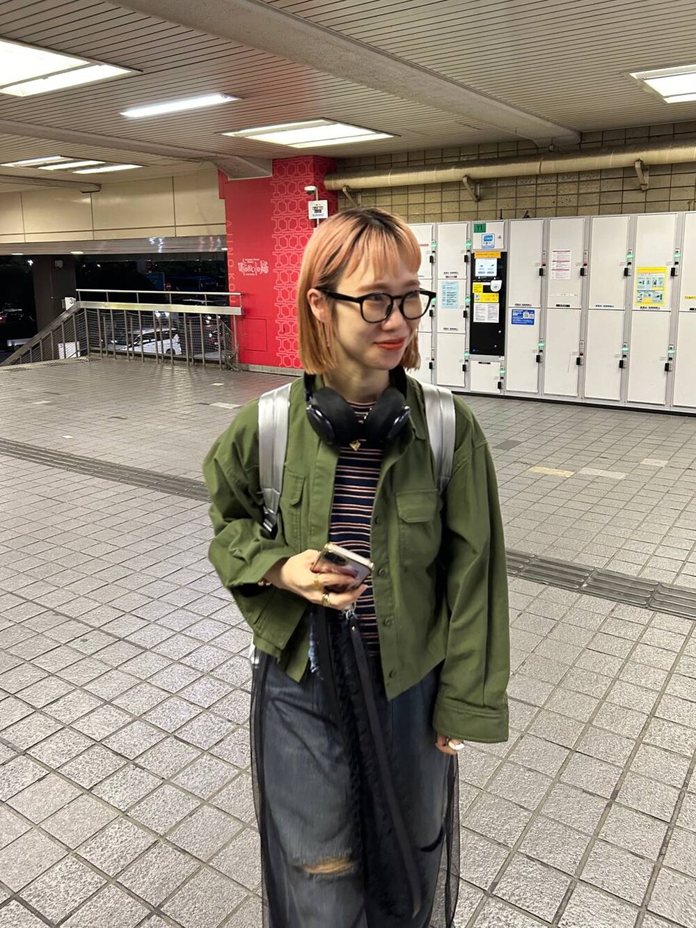 「女子ウケ、個性派、差し色コーデ、ママコーデ、春コーデ、ローリーズスタイル_LOWRYS FARM、公認インフルエンサー_LOWRYS FARM、大人女子カジュアル_LOWRYS FARM、カジュアル、メガネ、LOWRYS FARM、着痩せ・細見え、デニムパンツ、Tシャツ、ボーダー」｜「LOWRYS FARMの２ＷＡＹスタッズＢＡＧ　100164（ハンドバッグ、ベージュ系）」を使った、milkさん（レディース・160cm）の春コーディネートの8枚目の写真