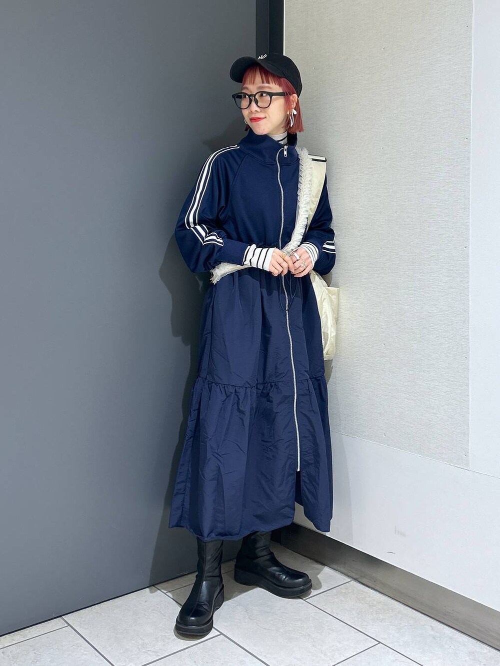 「メガネ、LOWRYS FARM、着痩せ・細見え、大人女子カジュアル_LOWRYS FARM、カジュアル、女子ウケ、個性派、差し色コーデ、ママコーデ、冬コーデ、ローリーズスタイル_LOWRYS FARM、公認インフルエンサー_LOWRYS FARM、ワンピース、ブーツ」|「LOWRYS FARMのCASUALCLASSICCAP 271537(キャップ、ブラック系)」を使った、milkさん(レディース・160cm)の冬コーディネートの2枚目の写真