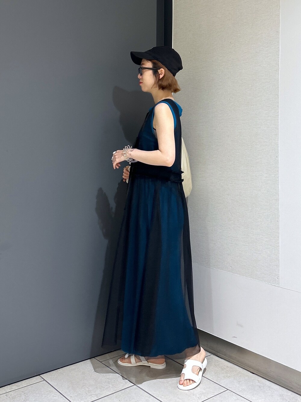 「LOWRYSFARM、lowrysfarm、ローリーズファーム(LOWRYS FARM)、ワンピース、ワンピーススタイル、レイヤードスタイル、重ね着、サンダル、キャップ、メガネ女子、めがね」｜「LOWRYS FARMのランダムテレコノースリーブワンピース　 907628（ワンピース、ブルー系）」を使った、milkさん（レディース・160cm）の春コーディネートの3枚目の写真
