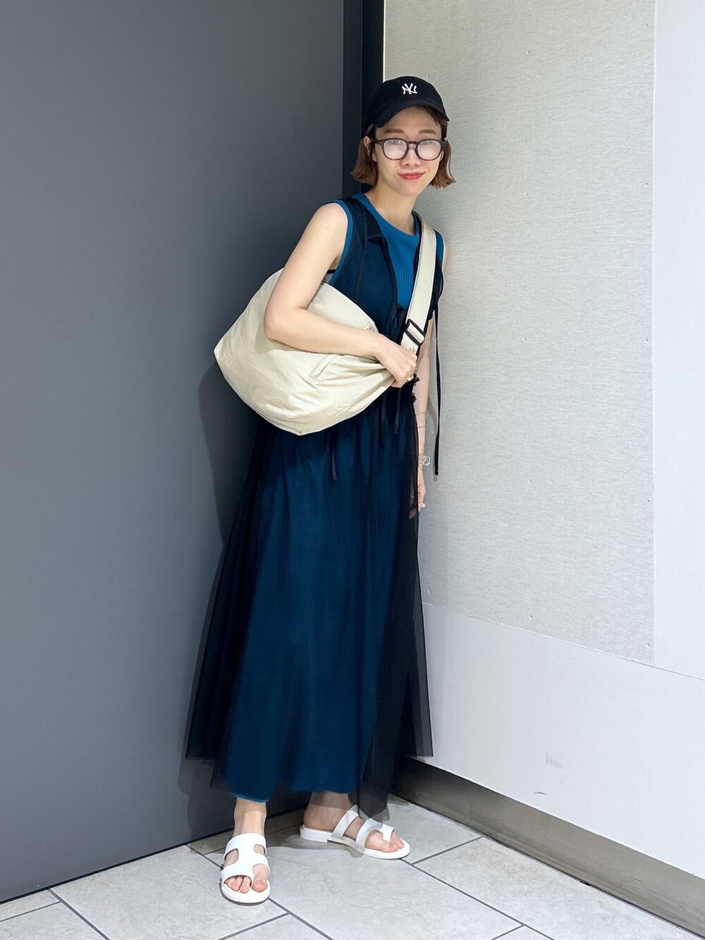 「LOWRYSFARM、lowrysfarm、ローリーズファーム(LOWRYS FARM)、ワンピース、ワンピーススタイル、レイヤードスタイル、重ね着、サンダル、キャップ、メガネ女子、めがね」｜「LOWRYS FARMのランダムテレコノースリーブワンピース　 907628（ワンピース、ブルー系）」を使った、milkさん（レディース・160cm）の春コーディネートの6枚目の写真