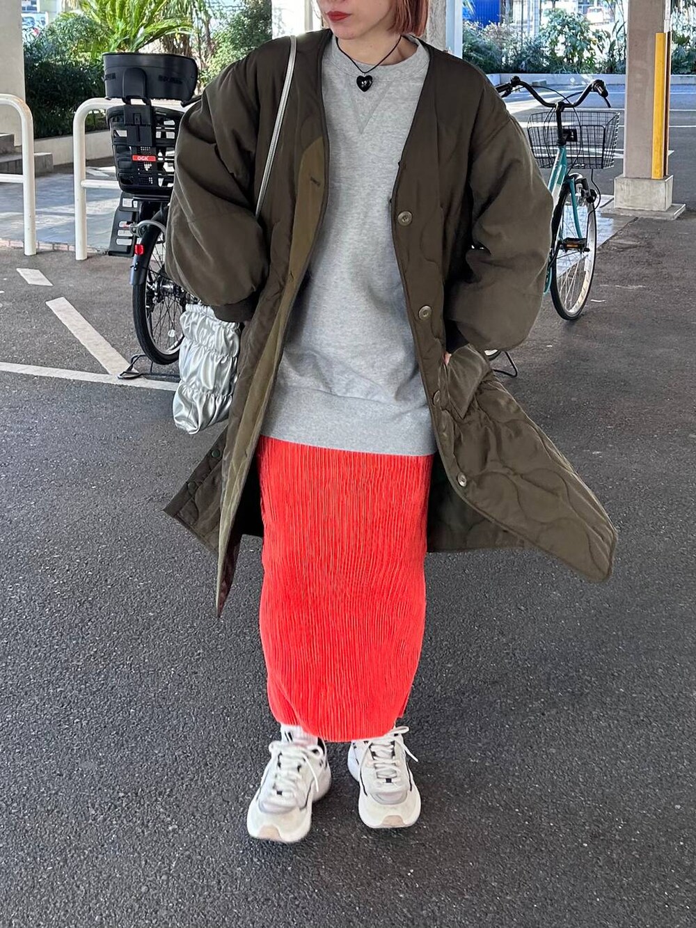 グレー系のTシャツ/カットソー、グレー系のショルダーバッグ、その他のメガネを着用したレディースの春コーディネートの3枚目の写真