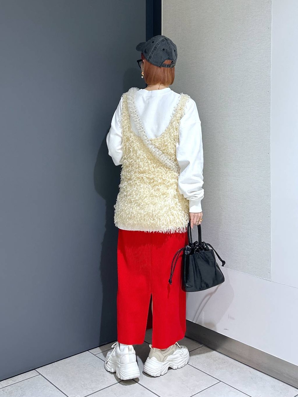 「女子ウケ、ママコーデ、個性派、差し色コーデ、冬コーデ、ローリーズスタイル_LOWRYS FARM、公認インフルエンサー_LOWRYS FARM、大人女子カジュアル_LOWRYS FARM、カジュアル、メガネ、LOWRYS FARM、着痩せ・細見え、スカート、ロングスカート、スウェット」｜「LOWRYS FARMのウォッシュドＣＡＰＮＥＷＥＲＡ　102577（キャップ、ブラック系）」を使った、milkさん（レディース・160cm）の冬コーディネートの5枚目の写真