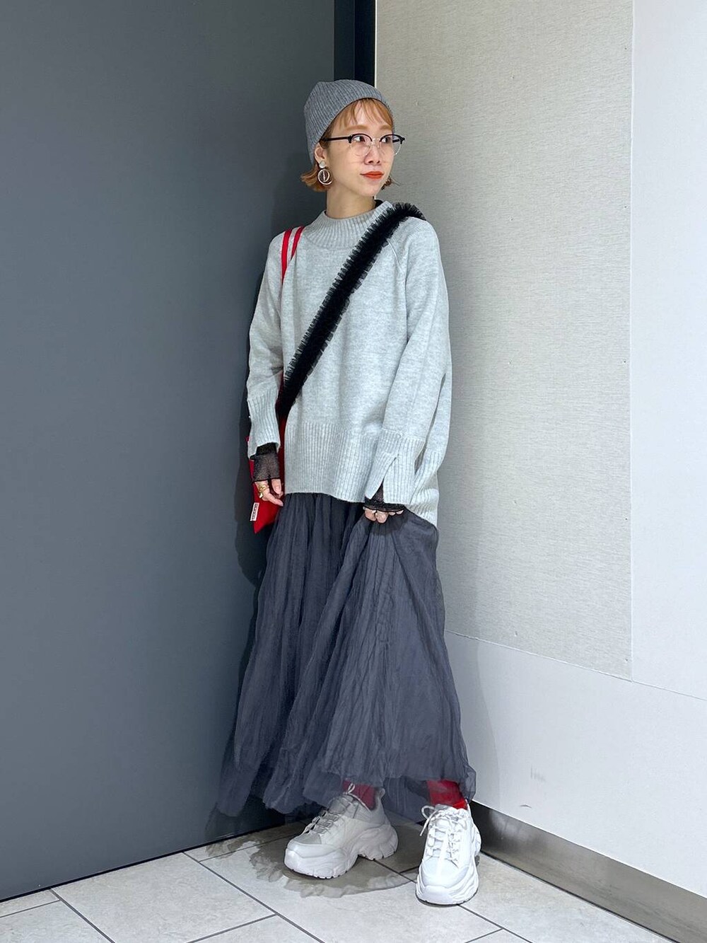 「女子ウケ、個性派、差し色コーデ、メガネ、LOWRYS FARM、着痩せ・細見え、ママコーデ、冬コーデ、ローリーズスタイル_LOWRYS FARM、公認インフルエンサー_LOWRYS FARM、大人女子カジュアル_LOWRYS FARM、カジュアル」｜「LOWRYS FARMのモチモチハイネックプルオーバーＬＳ　968925（ニット/セーター、グレー系）」を使った、milkさん（レディース・160cm）の冬コーディネートの4枚目の写真