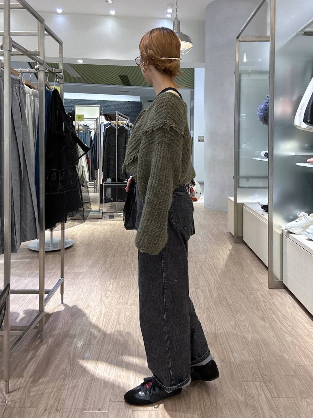 「ニット、冬コーデ、スニーカー、デニムパンツ、女子ウケ、個性派、差し色コーデ、ママコーデ、秋コーデ、ローリーズスタイル_LOWRYS FARM、公認インフルエンサー_LOWRYS FARM、大人女子カジュアル_LOWRYS FARM、カジュアル、メガネ、LOWRYS FARM」｜「LOWRYS FARMの２ＷＡＹフリンジメランジＬＳ　116690（ニット/セーター、グリーン系）」を使った、milkさん（レディース・160cm）の冬コーディネートの7枚目の写真