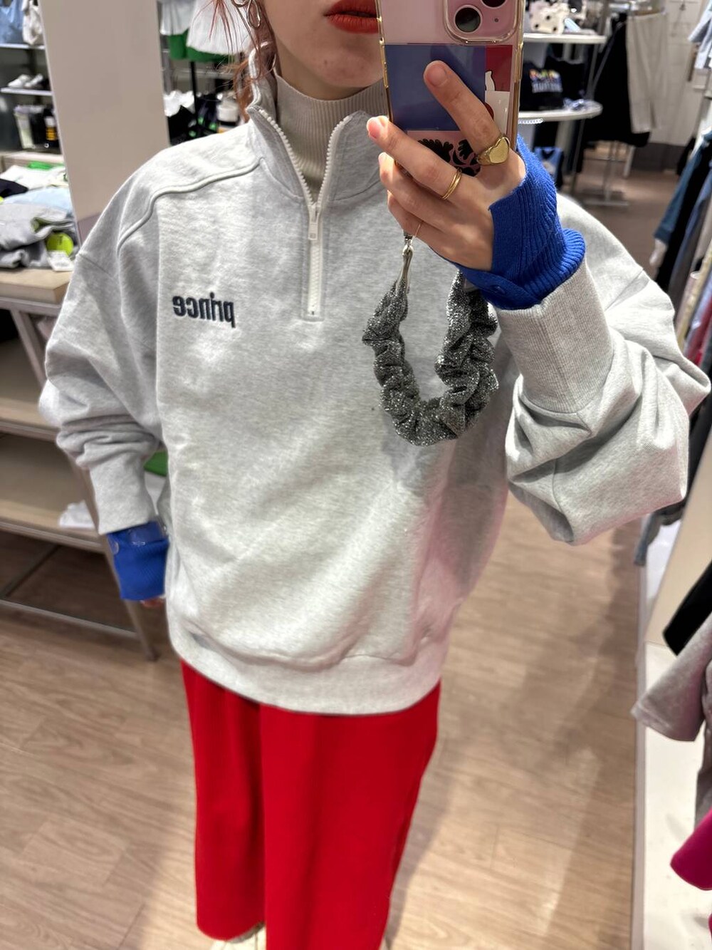 「女子ウケ、個性派、差し色コーデ、ママコーデ、冬コーデ、ローリーズスタイル_LOWRYS FARM、公認インフルエンサー_LOWRYS FARM、大人女子カジュアル_LOWRYS FARM、カジュアル、メガネ、LOWRYS FARM、着痩せ・細見え、秋冬新作」｜「LOWRYS FARMのカットリブタイトスカート　103920（スカート、レッド系）」を使った、milkさん（レディース・160cm）の冬コーディネートの2枚目の写真