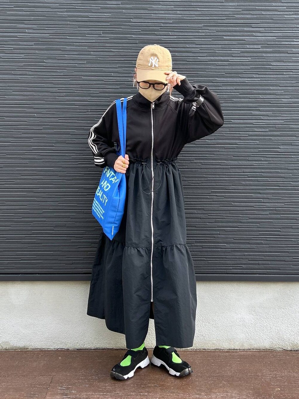 ブラック系のワンピース、ホワイト系のピアス(両耳用)を着用したレディースの春コーディネートの6枚目の写真