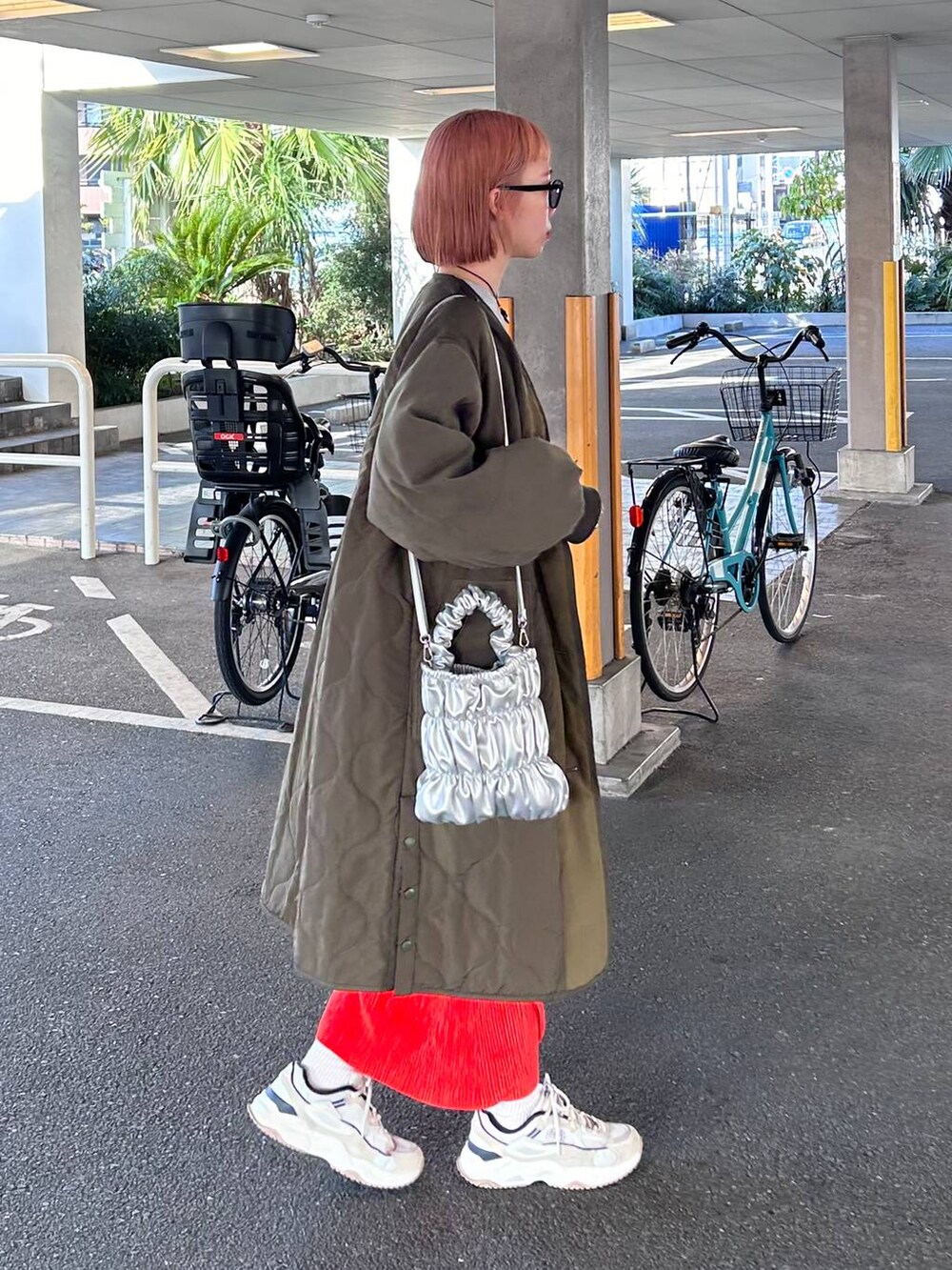 グレー系のTシャツ/カットソー、グレー系のショルダーバッグ、その他のメガネを着用したレディースの春コーディネートの2枚目の写真