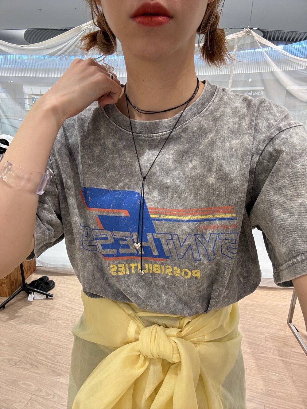 グレー系のスニーカー、イエロー系のシャツ/ブラウス、グレー系のその他パンツを着用したレディースの春コーディネートの5枚目の写真