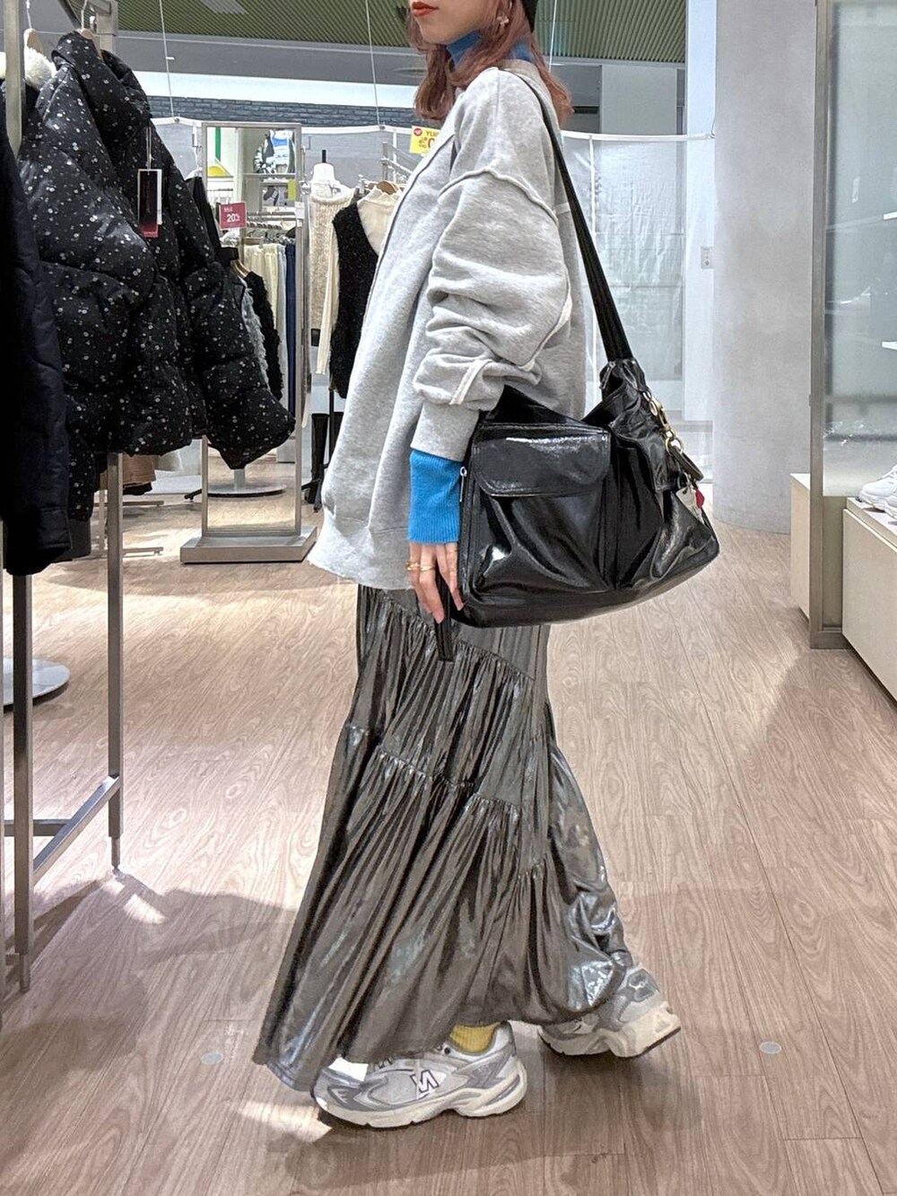 グレー系のスニーカー、ブルー系のニット/セーター、その他のショルダーバッグを着用したレディースの冬コーディネートの6枚目の写真