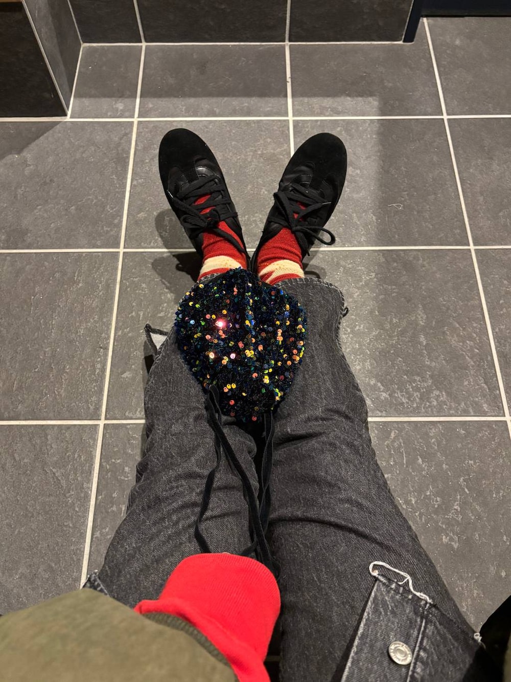 ブラック系のデニムパンツ、ブラック系のデニムスカート、その他のTシャツ/カットソーを着用したレディースの冬コーディネートの7枚目の写真