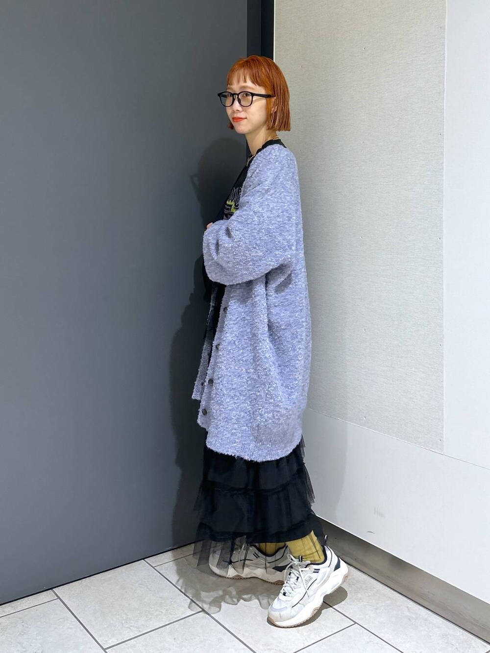 ブラック系のショルダーバッグ、パープル系のチュニック、グレー系のTシャツ/カットソーを着用したレディースの秋コーディネートの4枚目の写真