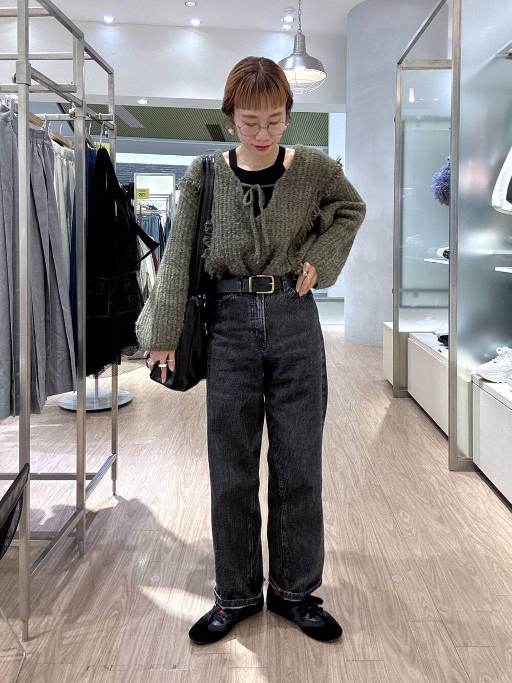 「ニット、冬コーデ、スニーカー、デニムパンツ、女子ウケ、個性派、差し色コーデ、ママコーデ、秋コーデ、ローリーズスタイル_LOWRYS FARM、公認インフルエンサー_LOWRYS FARM、大人女子カジュアル_LOWRYS FARM、カジュアル、メガネ、LOWRYS FARM」｜「LOWRYS FARMの２ＷＡＹフリンジメランジＬＳ　116690（ニット/セーター、グリーン系）」を使った、milkさん（レディース・160cm）の冬コーディネートの8枚目の写真