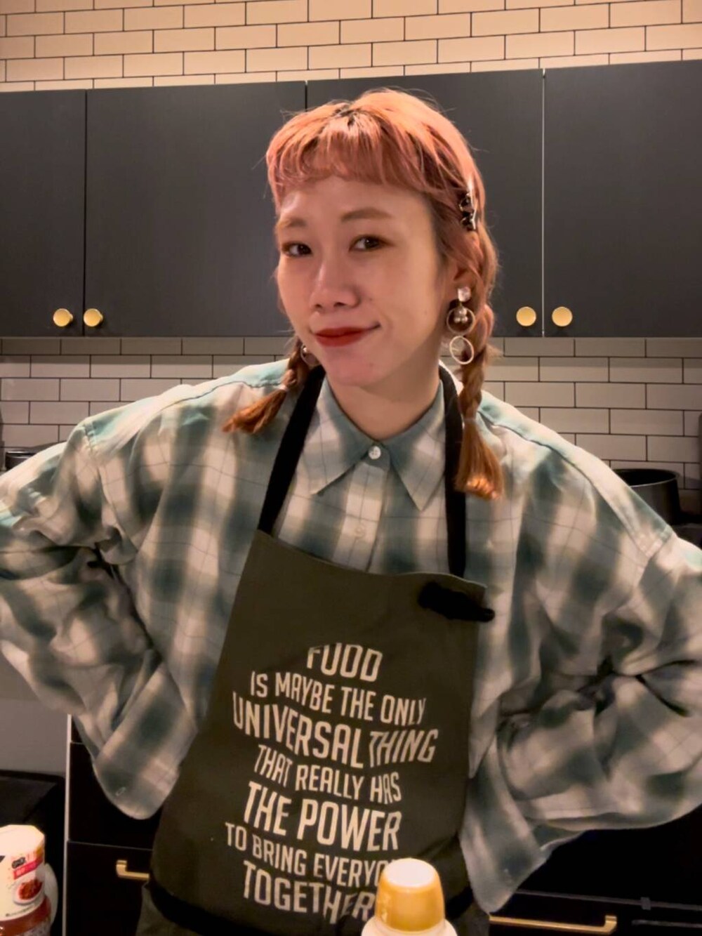 「個性派、ママコーデ、公認インフルエンサー_LOWRYS FARM、大人女子カジュアル_LOWRYS FARM、カジュアル、LOWRYS FARM、BAYFLOW、エプロン」｜「BAYFLOWのBF FOODエプロン（エプロン、グリーン系）」を使った、milkさん（レディース・160cm）の冬コーディネートの4枚目の写真