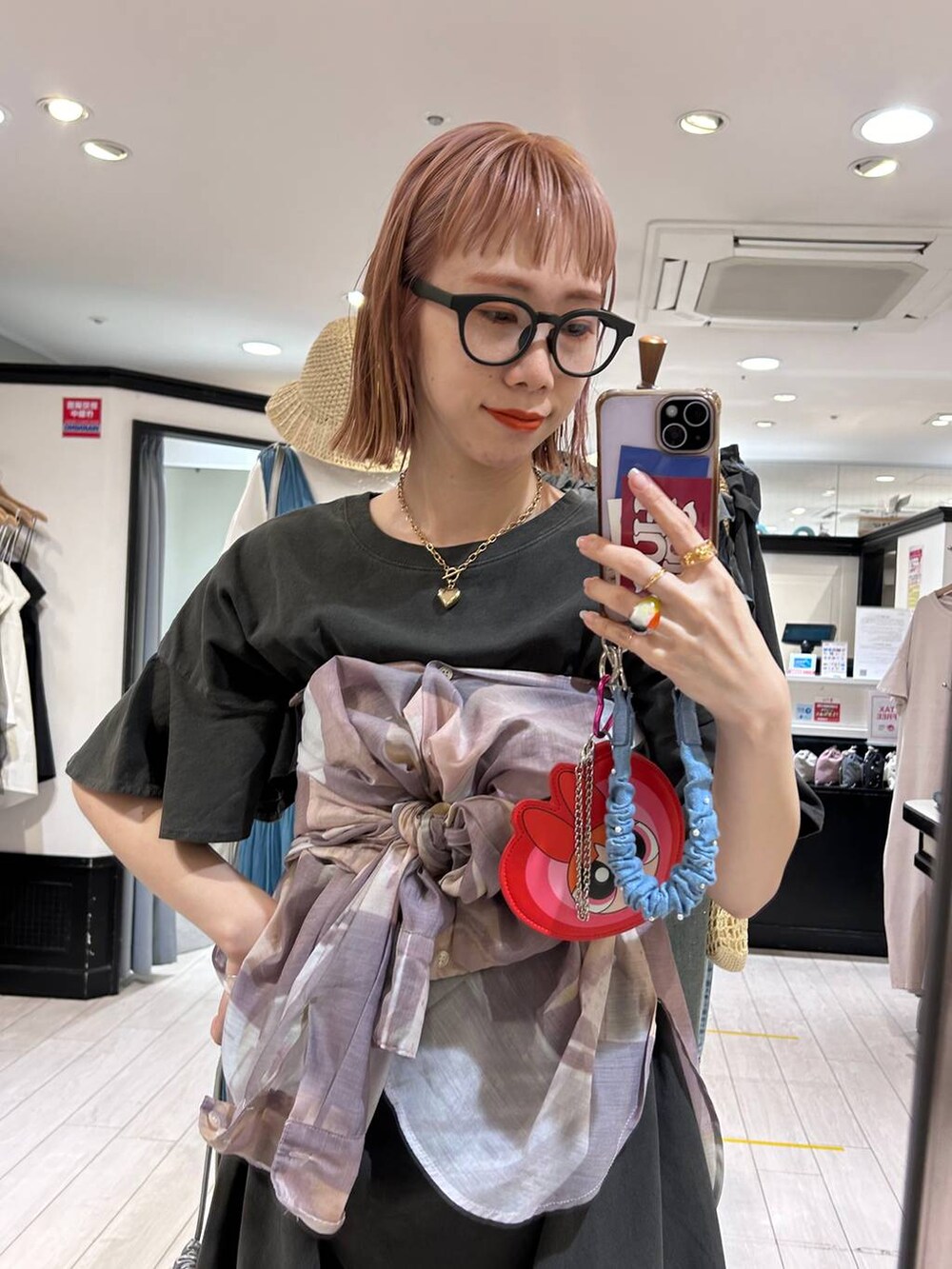 「女子ウケ、個性派、差し色コーデ、ママコーデ、春コーデ、ローリーズスタイル_LOWRYS FARM、公認インフルエンサー_LOWRYS FARM、大人女子カジュアル_LOWRYS FARM、カジュアル、メガネ、LOWRYS FARM、着痩せ・細見え、ワンピース、ソックス、シャツ」|「LOWRYS FARMのロゴプリントサーマルソックス 103904(シューズ小物/雑貨、ピンク系)」を使った、milkさん(レディース・160cm)の春コーディネートの9枚目の写真