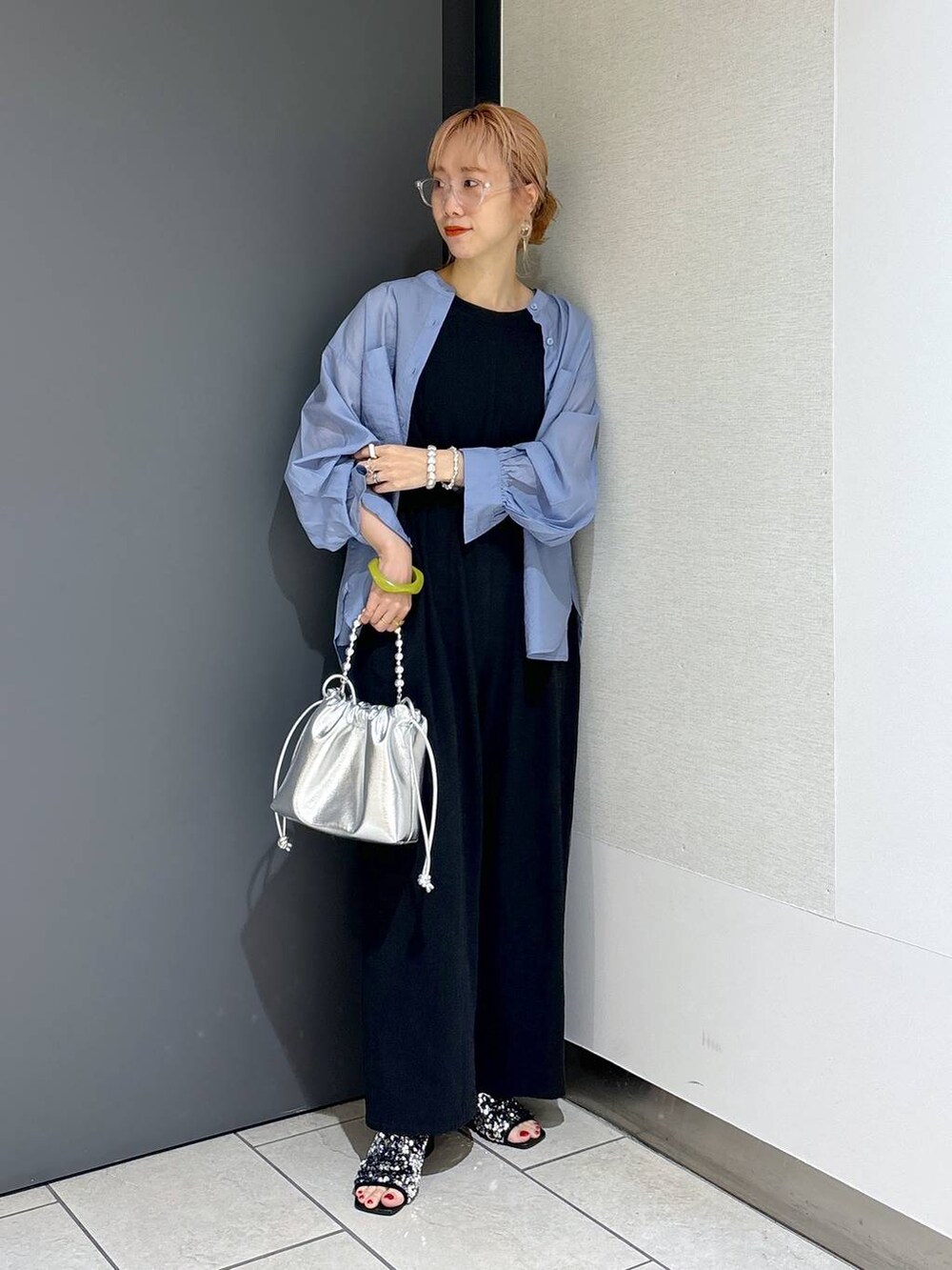 ブルー系のTシャツ/カットソー、ブラック系のサロペット/オーバーオール、シルバー系のショルダーバッグを着用したレディースの夏コーディネートの9枚目の写真