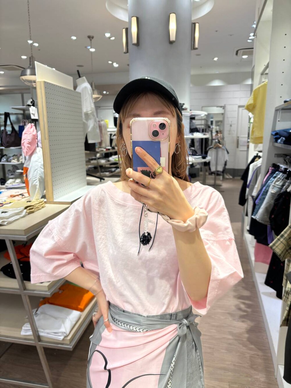 ピンク系のTシャツ/カットソー、ブラック系のキャップ、ブラック系のキーホルダーを着用したレディースの春コーディネートの2枚目の写真