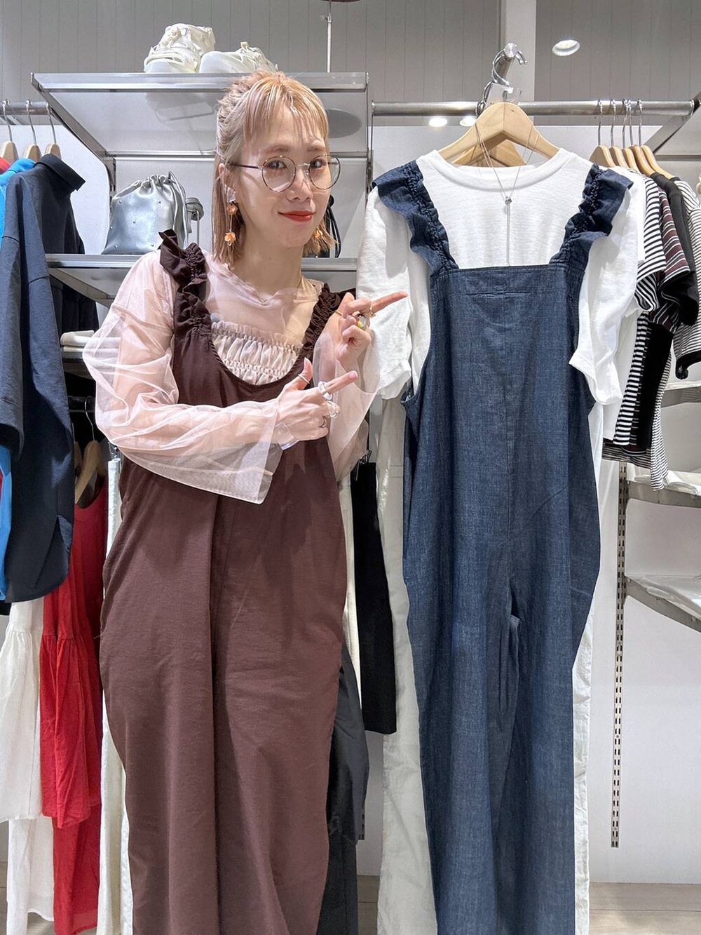 「女子ウケ、個性派、差し色コーデ、ママコーデ、春コーデ、ローリーズスタイル_LOWRYS FARM、公認インフルエンサー_LOWRYS FARM、大人女子カジュアル_LOWRYS FARM、カジュアル、メガネ、LOWRYS FARM、着痩せ・細見え、サロペット、レイヤードスタイル、ビスチェ」|「LOWRYS FARMのスタイルUPクロスカップキャミ 100757(Tシャツ/カットソー、ブラック系)」を使った、milkさん(レディース・160cm)の春コーディネートの6枚目の写真