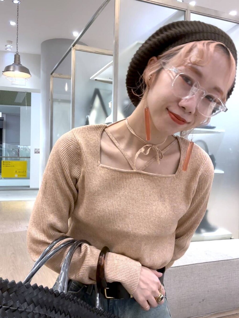 ブルー系のデニムパンツ、ピンク系のニット/セーター、その他のメガネを着用したレディースの秋コーディネートの6枚目の写真