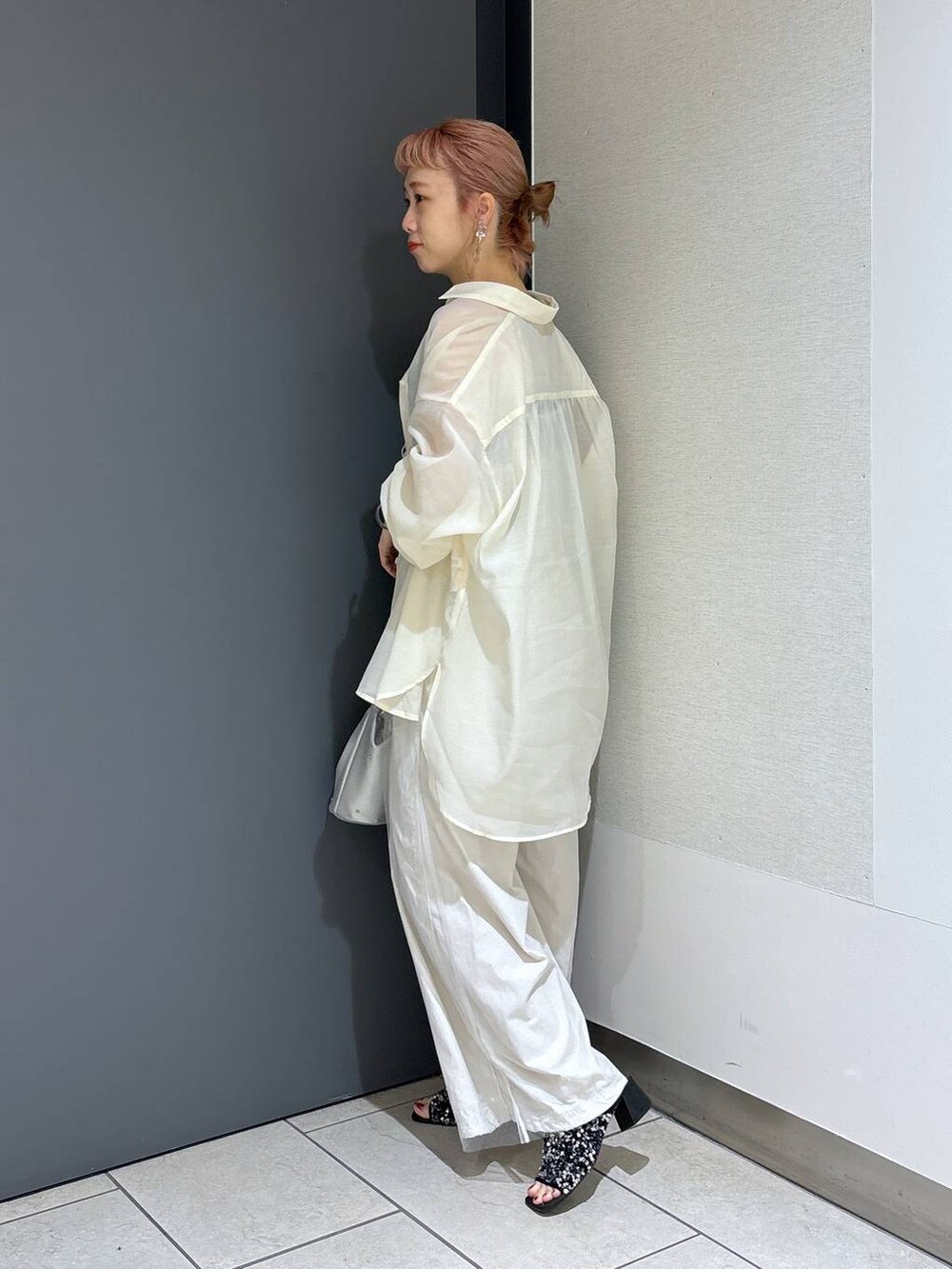 ブルー系のTシャツ/カットソー、ホワイト系のその他パンツ、シルバー系のショルダーバッグを着用したレディースの夏コーディネートの3枚目の写真