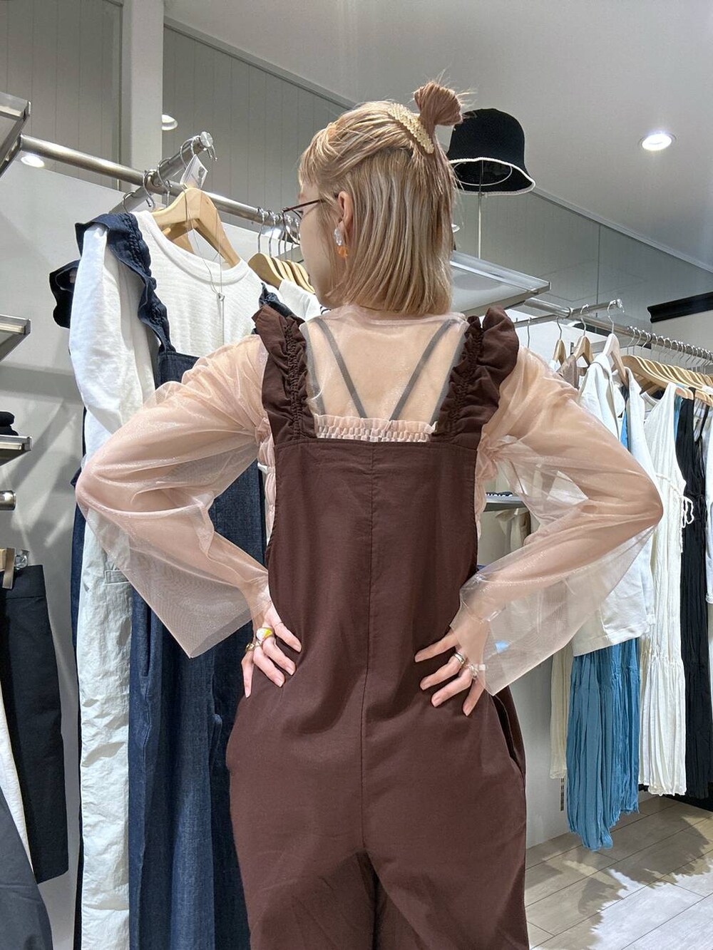 「女子ウケ、個性派、差し色コーデ、ママコーデ、春コーデ、ローリーズスタイル_LOWRYS FARM、公認インフルエンサー_LOWRYS FARM、大人女子カジュアル_LOWRYS FARM、カジュアル、メガネ、LOWRYS FARM、着痩せ・細見え、サロペット、レイヤードスタイル、ビスチェ」|「LOWRYS FARMのスタイルUPクロスカップキャミ 100757(Tシャツ/カットソー、ブラック系)」を使った、milkさん(レディース・160cm)の春コーディネートの5枚目の写真