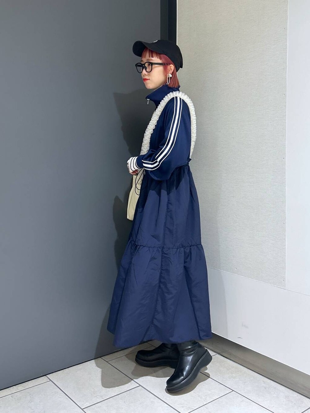「メガネ、LOWRYS FARM、着痩せ・細見え、大人女子カジュアル_LOWRYS FARM、カジュアル、女子ウケ、個性派、差し色コーデ、ママコーデ、冬コーデ、ローリーズスタイル_LOWRYS FARM、公認インフルエンサー_LOWRYS FARM、ワンピース、ブーツ」|「LOWRYS FARMのCASUALCLASSICCAP 271537(キャップ、ブラック系)」を使った、milkさん(レディース・160cm)の冬コーディネートの3枚目の写真