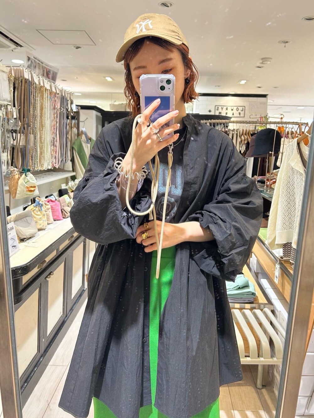 ブラック系のバッグ、グリーン系のスカート、グレー系のTシャツ/カットソーを着用したレディースの春コーディネートの9枚目の写真