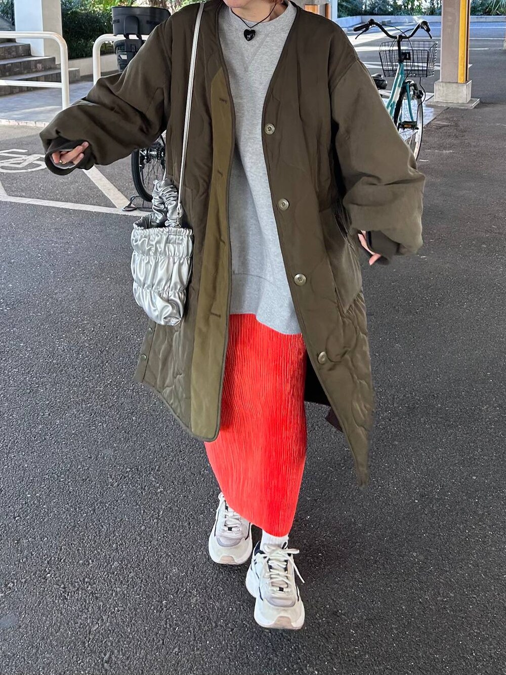 グレー系のTシャツ/カットソー、グレー系のショルダーバッグ、その他のメガネを着用したレディースの春コーディネートの6枚目の写真