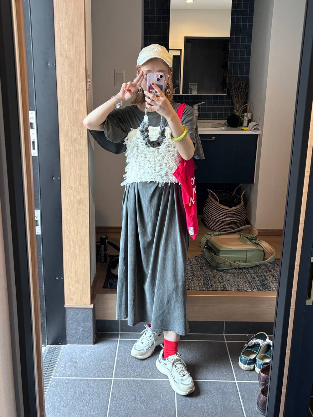 グレー系のワンピース、その他のメガネ、ベージュ系のキャップを着用したレディースの夏コーディネートの7枚目の写真