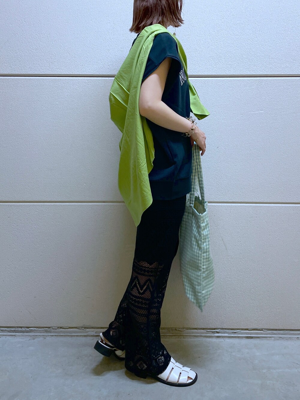 グリーン系のシャツ/ブラウス、グレー系のTシャツ/カットソー、ブラック系のその他パンツを着用したレディースの夏コーディネートの5枚目の写真