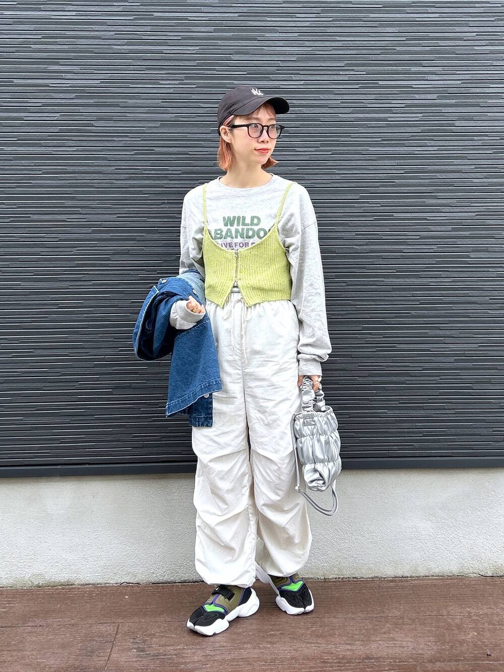 「女子ウケ、個性派、差し色コーデ、ママコーデ、春コーデ、ローリーズスタイル_LOWRYS FARM、公認インフルエンサー_LOWRYS FARM、大人女子カジュアル_LOWRYS FARM、カジュアル、メガネ、LOWRYS FARM、着痩せ・細見え、カバーオール、春アウター、ビスチェ」｜「RAGEBLUEの2WAY/スパンコールZIPニットビスチェ（ベスト、グリーン系）」を使った、milkさん（レディース・160cm）の春コーディネートの5枚目の写真